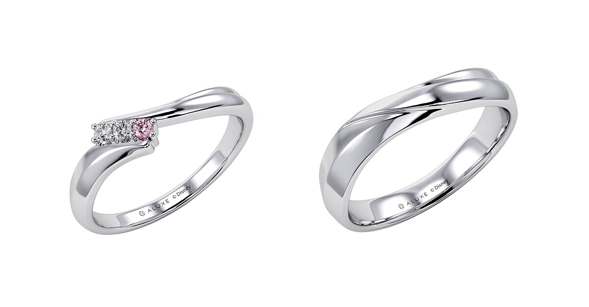 One Day 結婚女戒(左)售價18K NT$26,200/鉑金 NT$35,800。結婚男戒(右)售價18K NT$33,200/鉑金 NT$50,000。