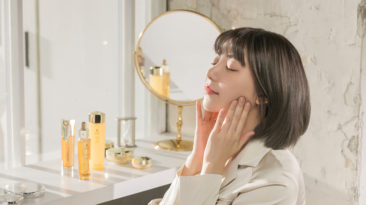 “美麗人生都是平凡的小日子累積起來得！”雪芙用嬌蘭蜂王乳系列過好小日子，一點一滴打造蜜光美肌~