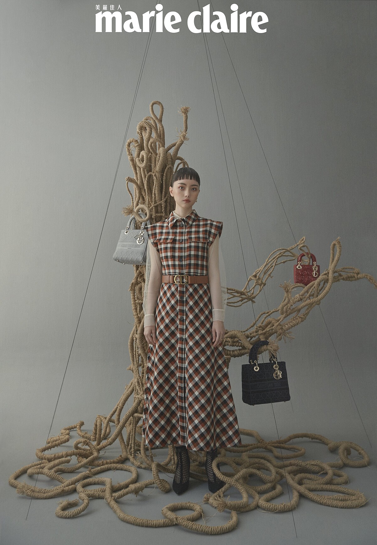 格紋羊毛短洋裝、米色細格網狀襯衫、粉橘色皮帶、麂皮拼接格網短靴、珍珠耳飾、各式材質 Lady Dior 包款,all by Dior。《Rooting 》麻繩、鐵、泡棉200×180×180cm 2020 by游雯青