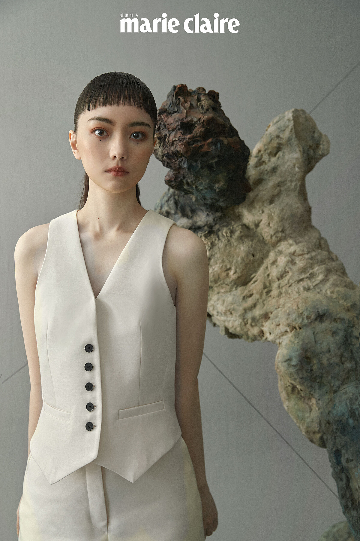 米色山東綢背心、山東綢煙裝長褲、雕花低跟瑪莉珍鞋,all by dior。 《Support》樹脂、油彩170×82×90cm 2018 by游雯青