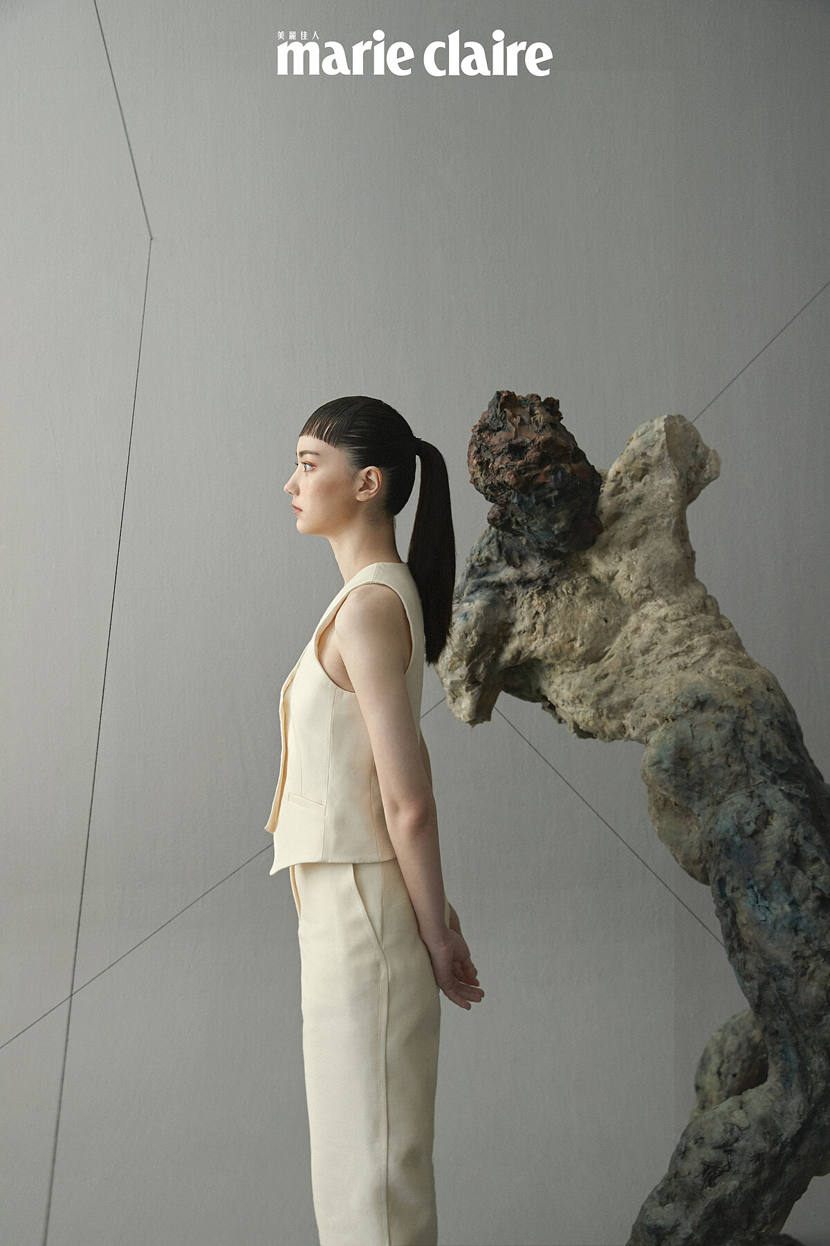 米色山東綢背心、山東綢煙裝長褲、雕花低跟瑪莉珍鞋,all by dior。 《Support》樹脂、油彩170×82×90cm 2018 by游雯青