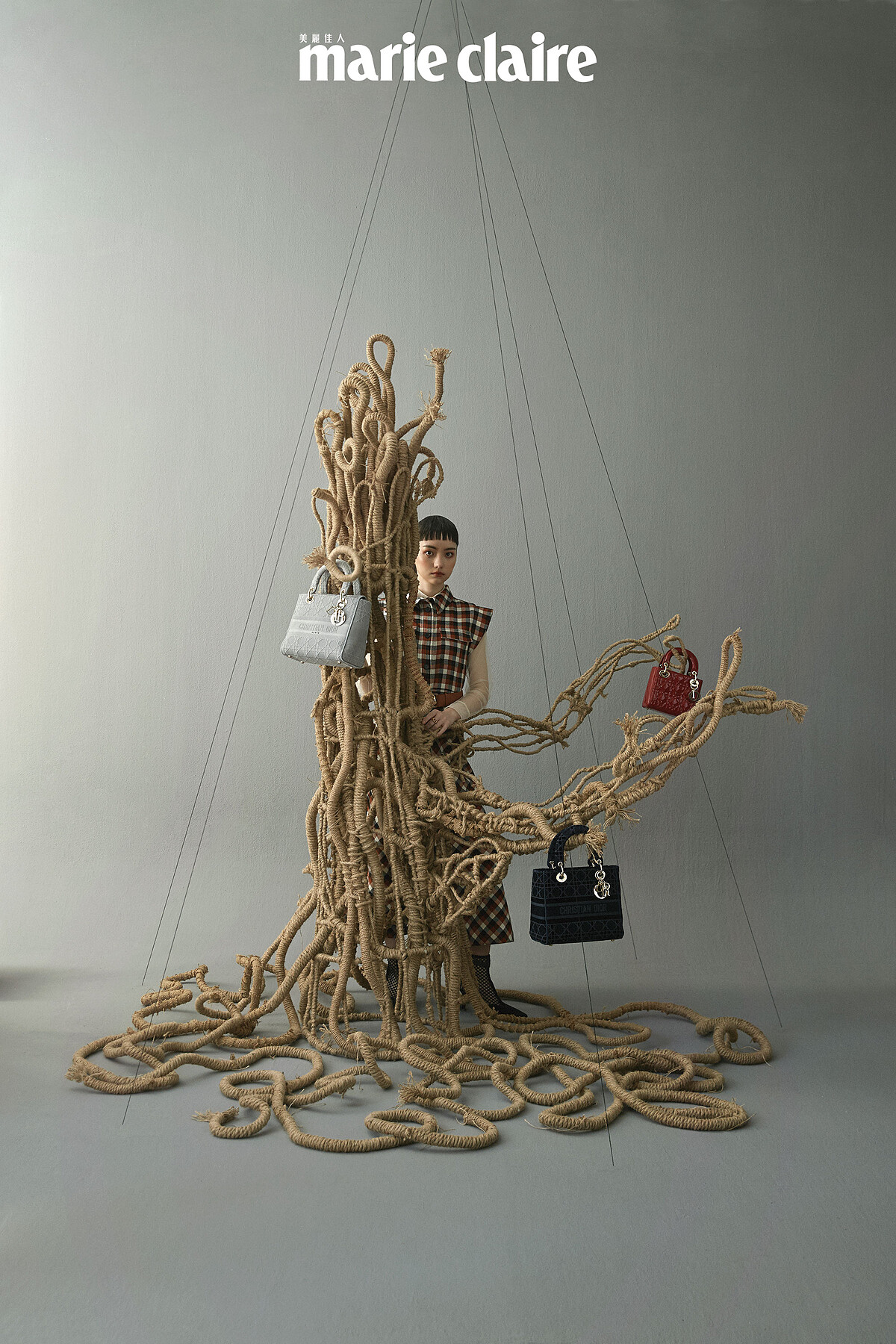 格紋羊毛短洋裝、米色細格網狀襯衫、粉橘色皮帶、麂皮拼接格網短靴、珍珠耳飾、各式材質 Lady Dior 包款,all by Dior。《Rooting 》麻繩、鐵、泡棉200×180×180cm 2020 by游雯青