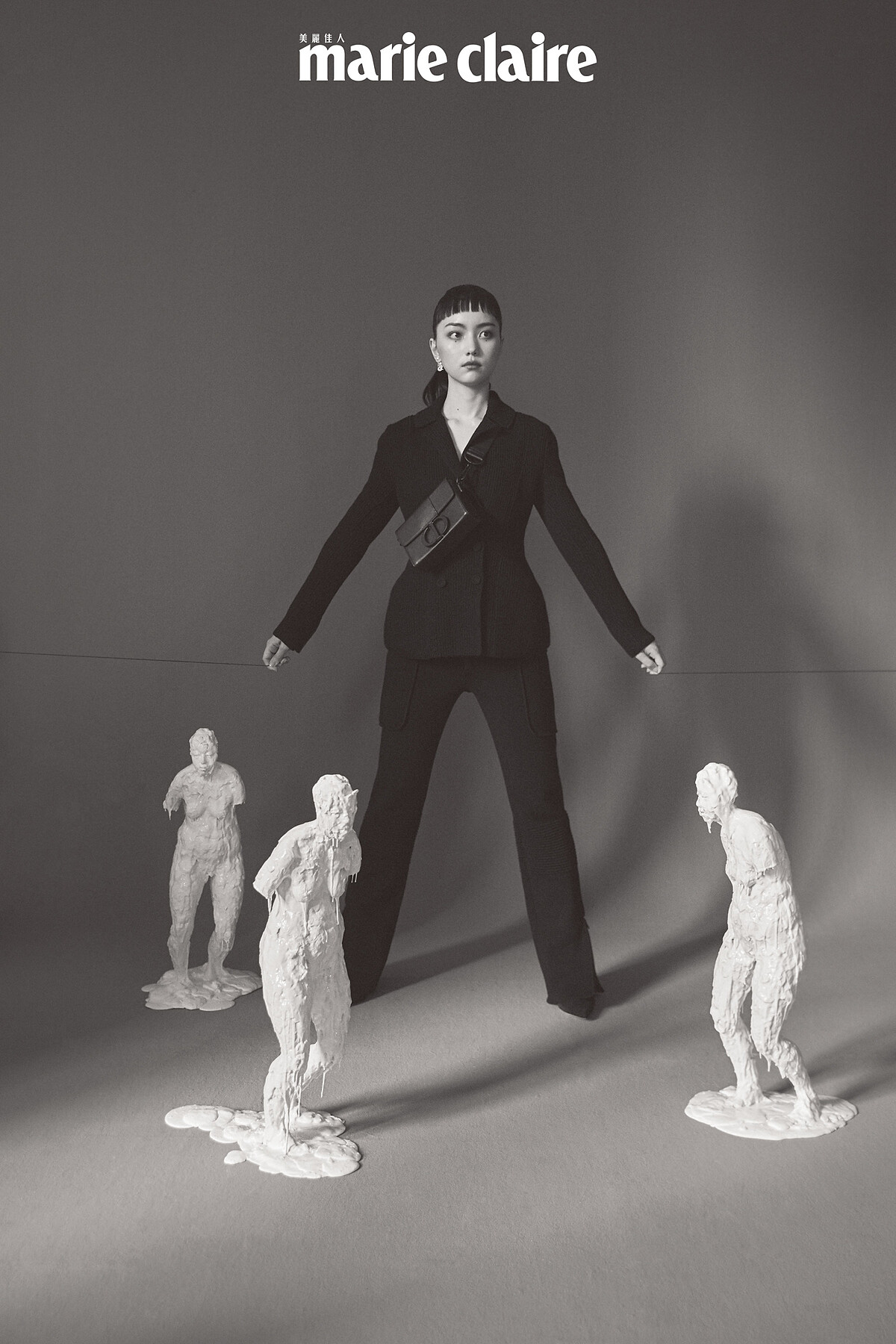 黑色針織外套、針織長褲、麂皮拼接格網短靴、霧黑30 Montaigne 系列包款,all by Dior。《遠方》矽膠、樹脂66×25×24/66×21×25/66×26×23cm 2020 by游雯青