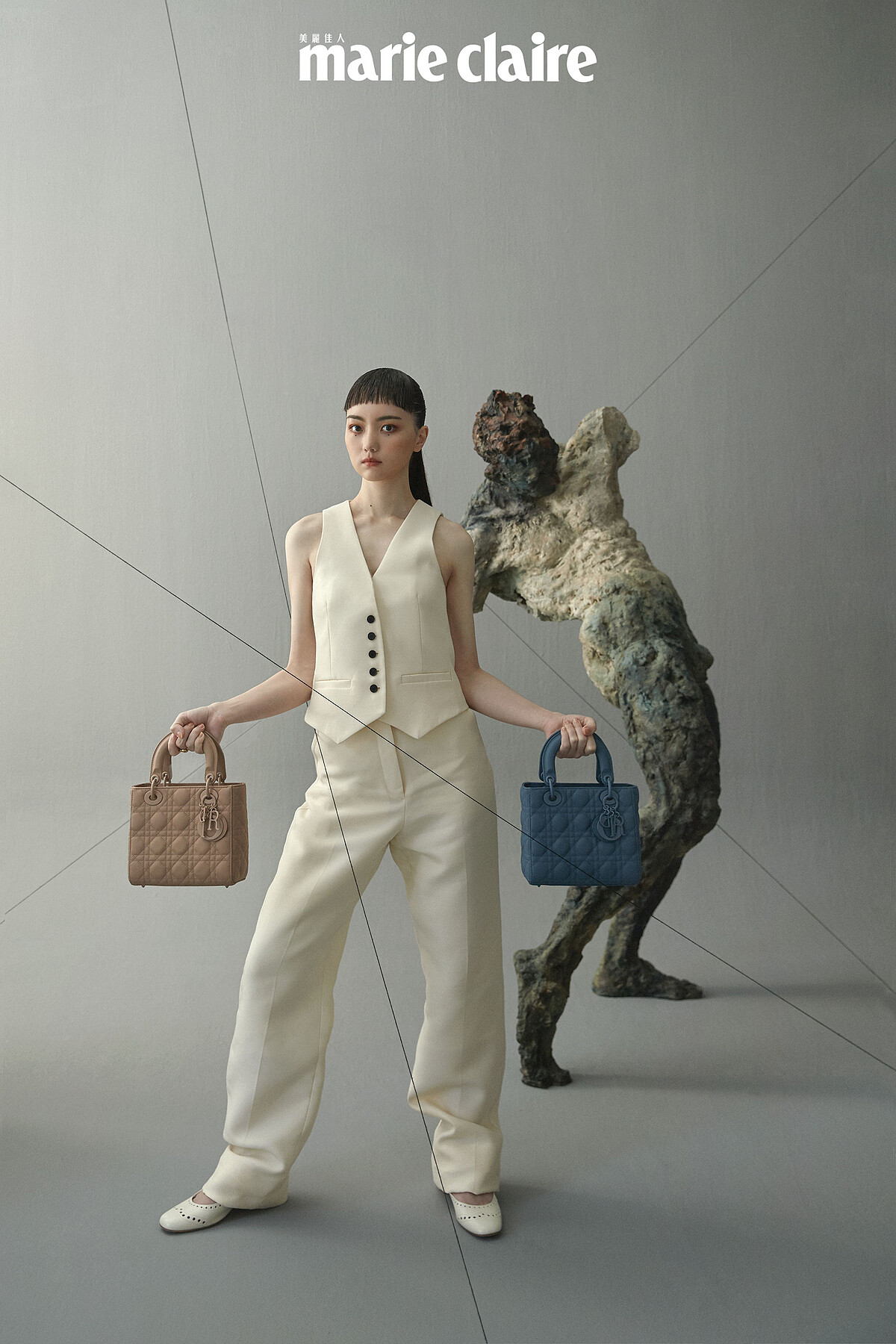 米色山東綢背心、山東綢煙裝長褲、雕花低跟瑪莉珍鞋、霧面 Lady Dior 包款,all by dior。 《Support》樹脂、油彩170×82×90cm 2018 by游雯青