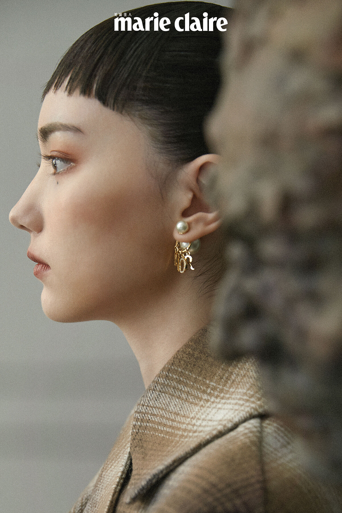 羊毛流蘇背心、圓點裹身式打褶洋裝、麂皮拼接格網短靴、珍珠裝飾耳環,all by Dior。《Confront》樹酯、油彩、鐵180×165×66cm 2018 by游雯青