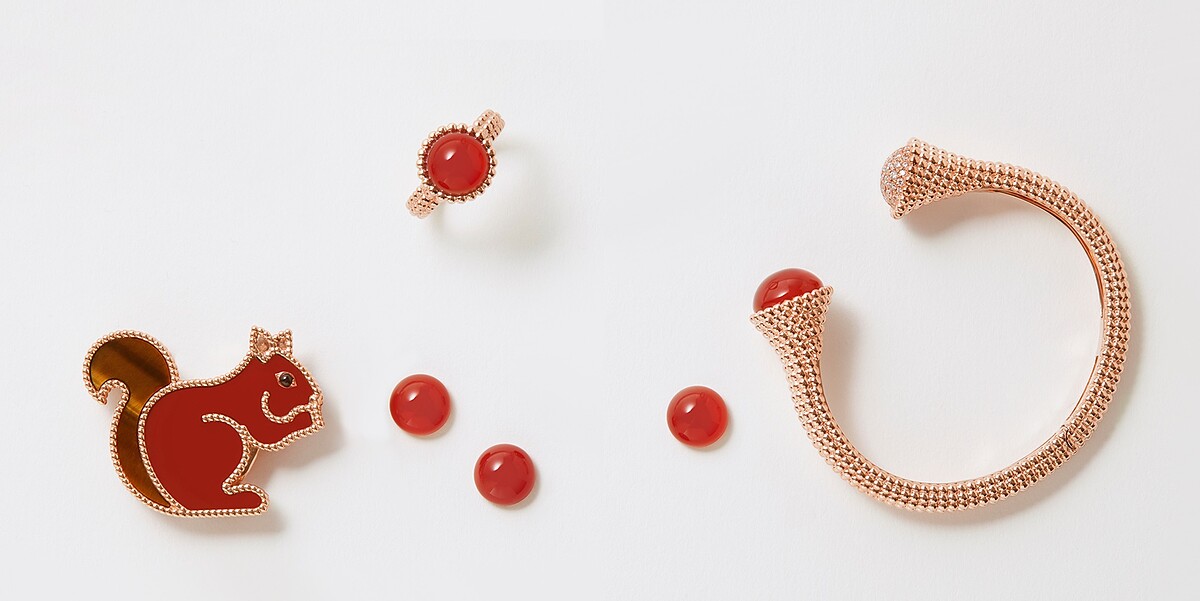 左圖：Lucky Animals系列紅玉髓松鼠胸針，約NT195,000、Perl&eacute;e couleurs紅玉髓玫瑰金戒指Perl&eacute;e couleurs戒指，約NT67,000；右圖：Perl&eacute;e couleurs紅玉髓玫瑰金鑲鑽中型手鐲，約NT550,000。