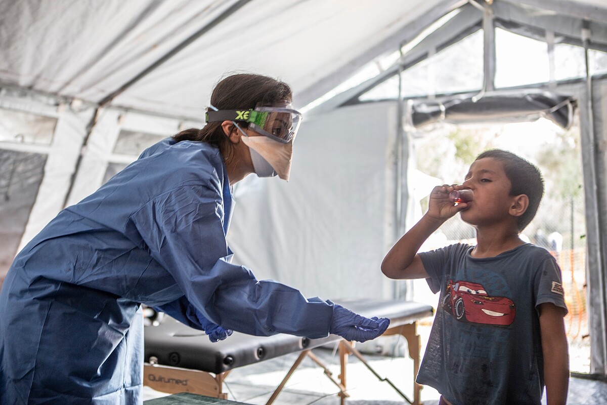 新冠肺炎疫情期間，MSF人員在希臘莫里亞（Moria）難民營，為前來求診的難民提供服務。&copy; Anna Pantelia/MSF