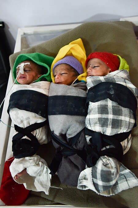 在MSF霍斯特婦產醫院中出生的三胞胎。三胞胎在這裡並不少見,但常常都體重過輕,出院前須接受必要的照護。© Najiba Noori