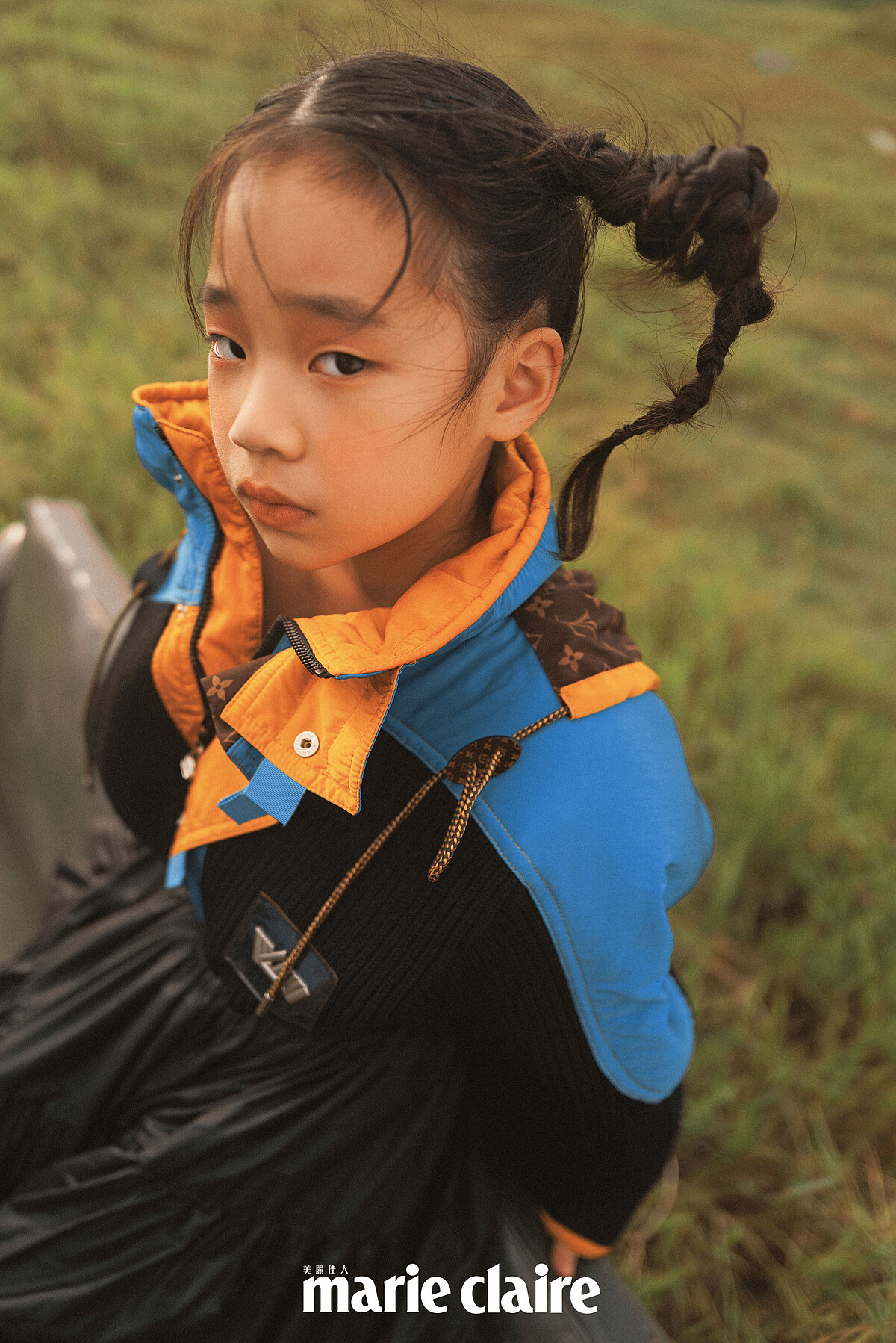 拼接材質運動外套、黑色皮革荷葉裙,both by Louis Vuitton。