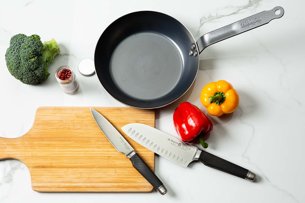 99%原鐵平底牛排煎烤鍋、星級主廚輕巧料理刀(14cm)、星級主廚萬用刀(17cm)。