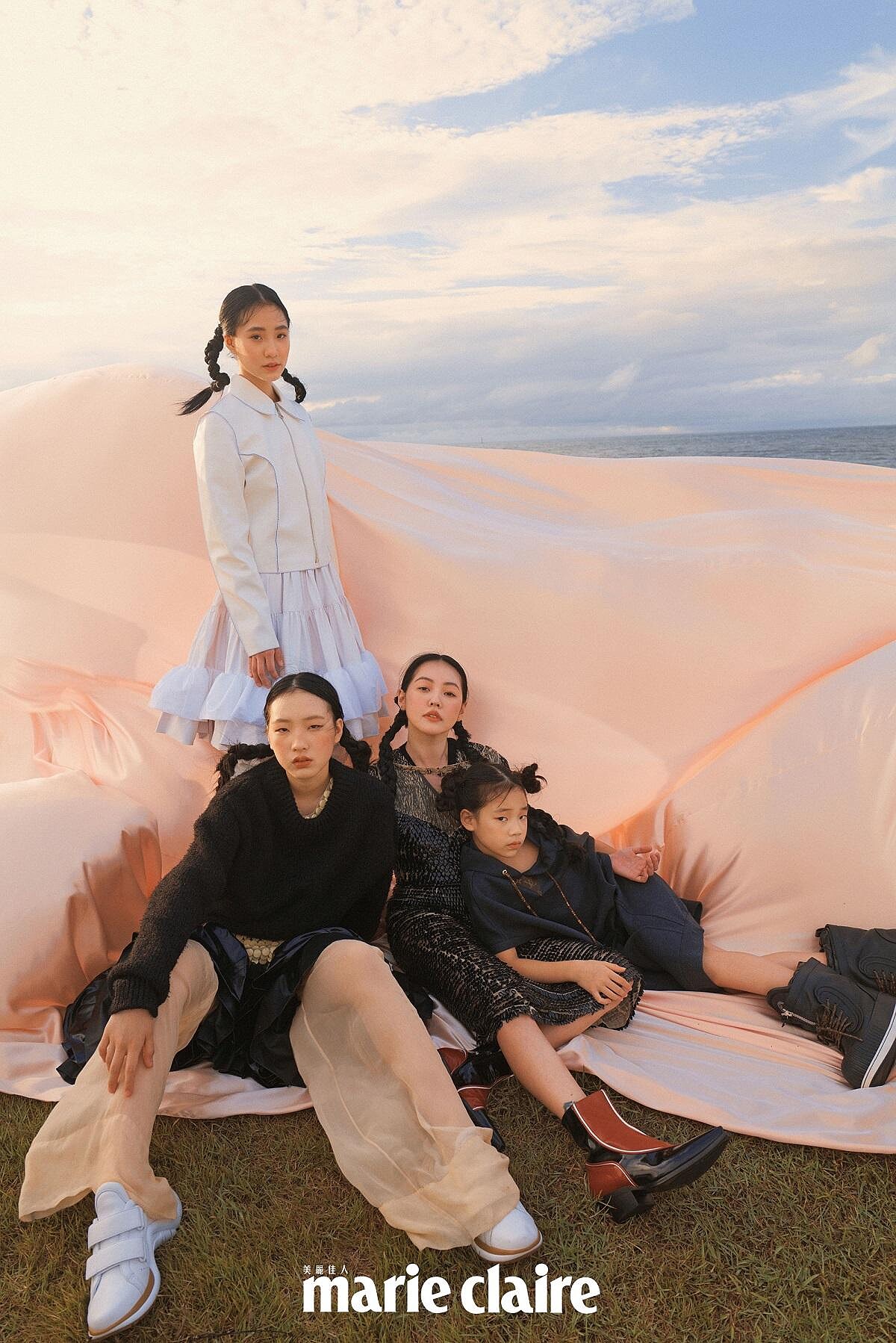 石灰色連帽上衣、Monogram短靴、印花V領上衣、珠釦雪紡洋裝、雙色皮革尖頭靴、皮革外套、白色皮革荷葉裙、皮革長褲、雙色皮革尖頭靴、針織毛衣、珠釦雪紡洋裝、黑色皮革荷葉裙、雪紡紗透膚長褲、皮革魔鬼氈球鞋,all by Louis Vuitton。