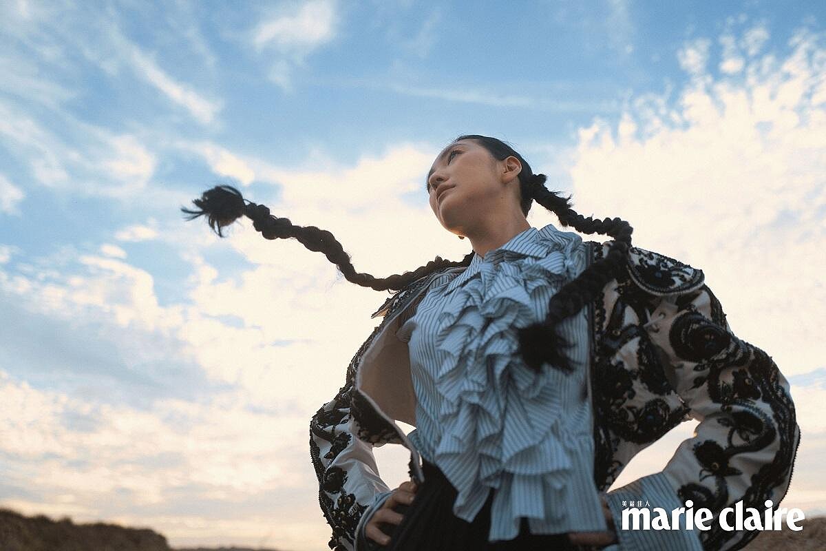 刺繡珠釦雙層墊肩外套、荷葉邊裝飾襯衫、黑色皮革荷葉裙、黑色雪紡拼接荷葉裙,all by Louis Vuitton。