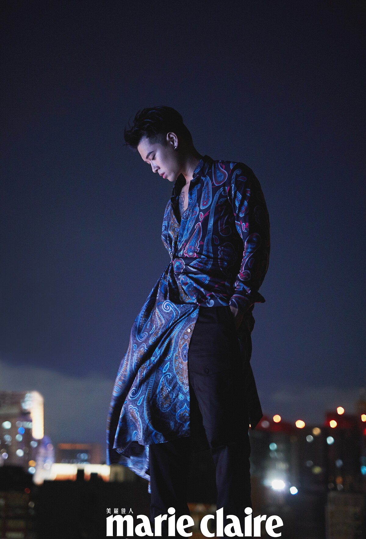 變形蟲圖騰長版襯衫、棉質西裝長褲、皮革短靴，all by Dior。