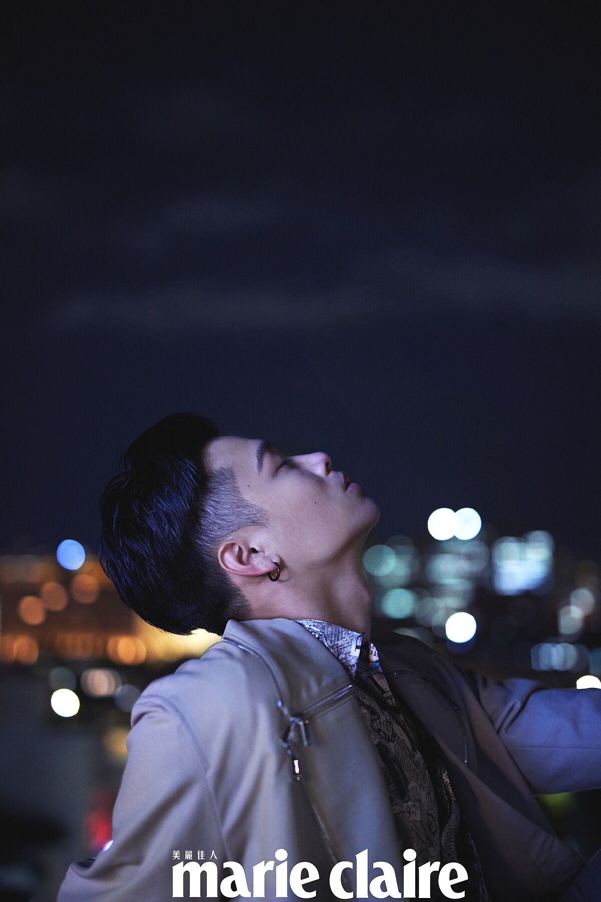 印花襯衫、卡其色拉鍊大衣，both by Dior。