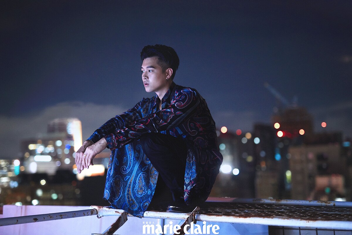 變形蟲圖騰長版襯衫、棉質西裝長褲、皮革短靴，all by Dior。