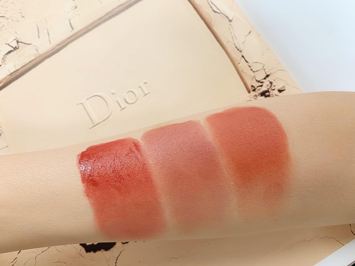 由左至右：迪奧超惹火絲絨唇露635、迪奧超惹火精萃唇膏808、迪奧超惹火精萃唇膏707