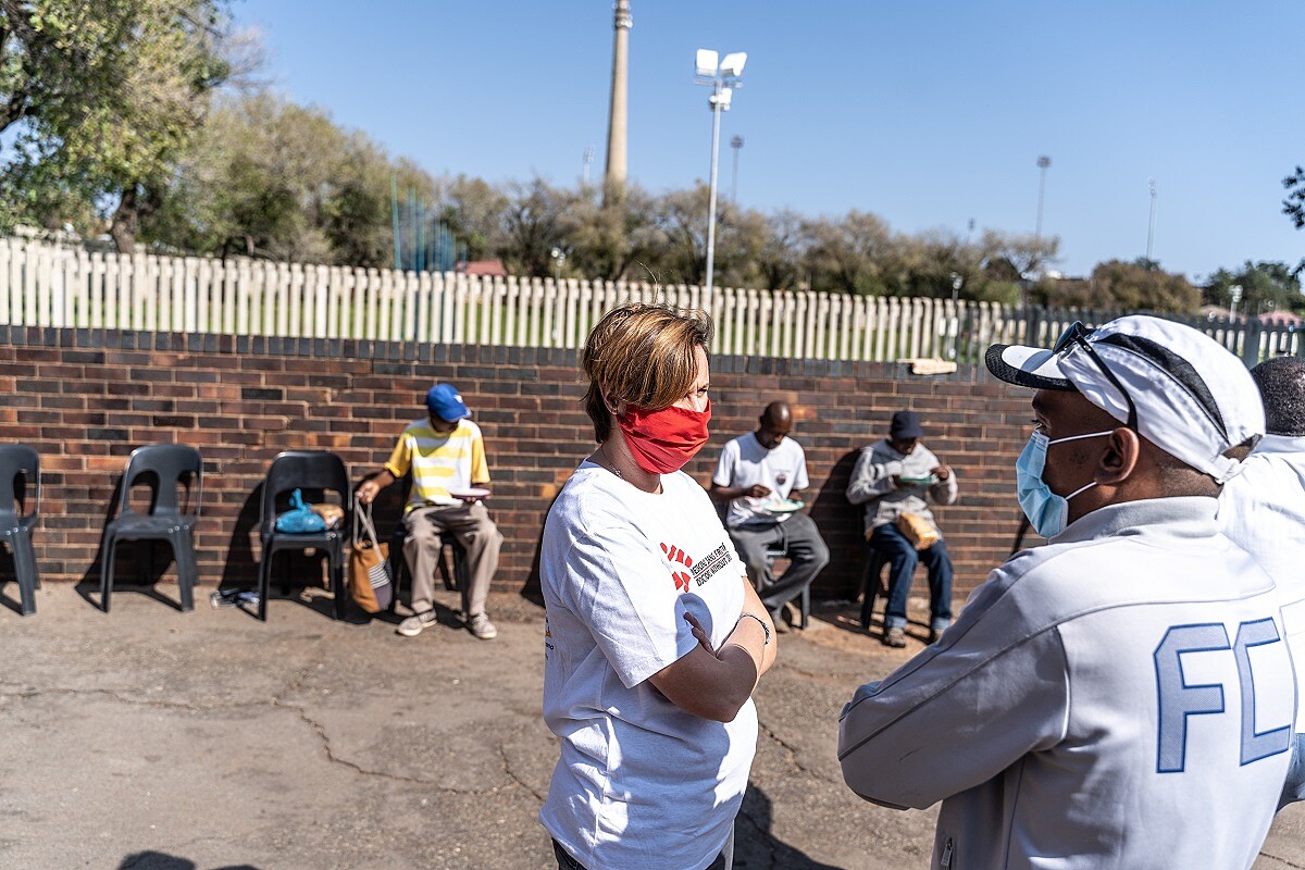鄔荻芳(Ludivine Houdet)在南非關懷新冠肺炎期間無家可歸者。