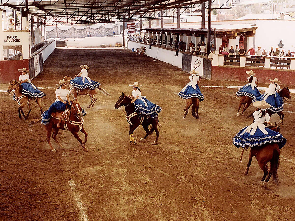 在墨國馬術競技賽(Escaramuza)中,評審的評比標準包含技術層面與藝術層面,女騎士們的駕馭馬匹的技術,舞蹈編排原創性,還有動作執行的完成度。