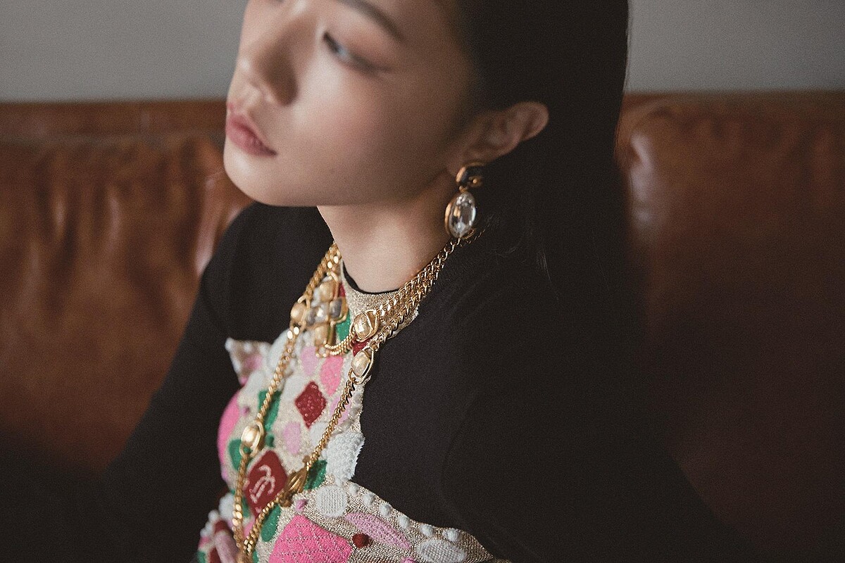 黑白拼接蕾絲緄邊洋裝、十字造型多層次珍珠串鍊，CHANEL。