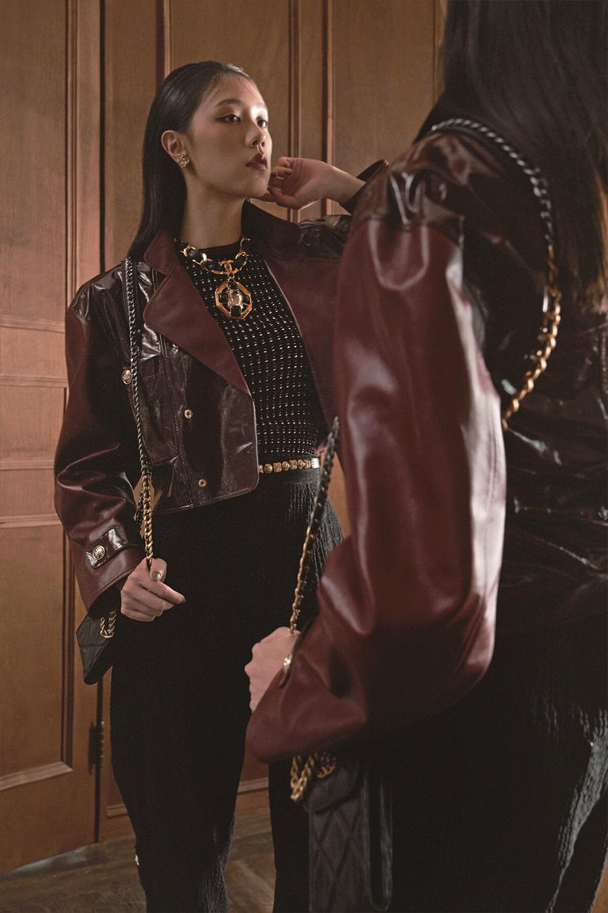 勃根地紅皮革短外套、圖紋印花上衣、黑色絲絨吸釦馬褲、馬爾他十字造型皮穿項鍊、雙C Logo金屬耳環、黑色菱格紋CHANEL 19手機包、水晶鑲飾樹酯金屬腰鍊，CHANEL。