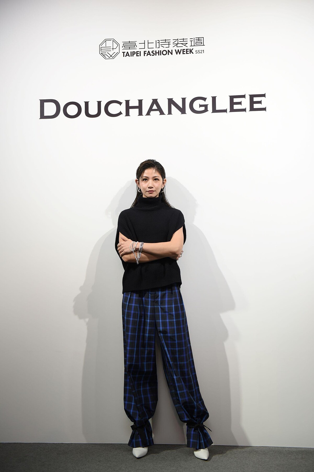 李千那 以一襲輕鬆時尚造型出席DOUCHANGLEE 2021春夏系列大秀，高領針織為簡約輪廓增添質感，搭配亮藍色格紋闊腿褲，高挑迷人並展現率性時髦的個人風格。