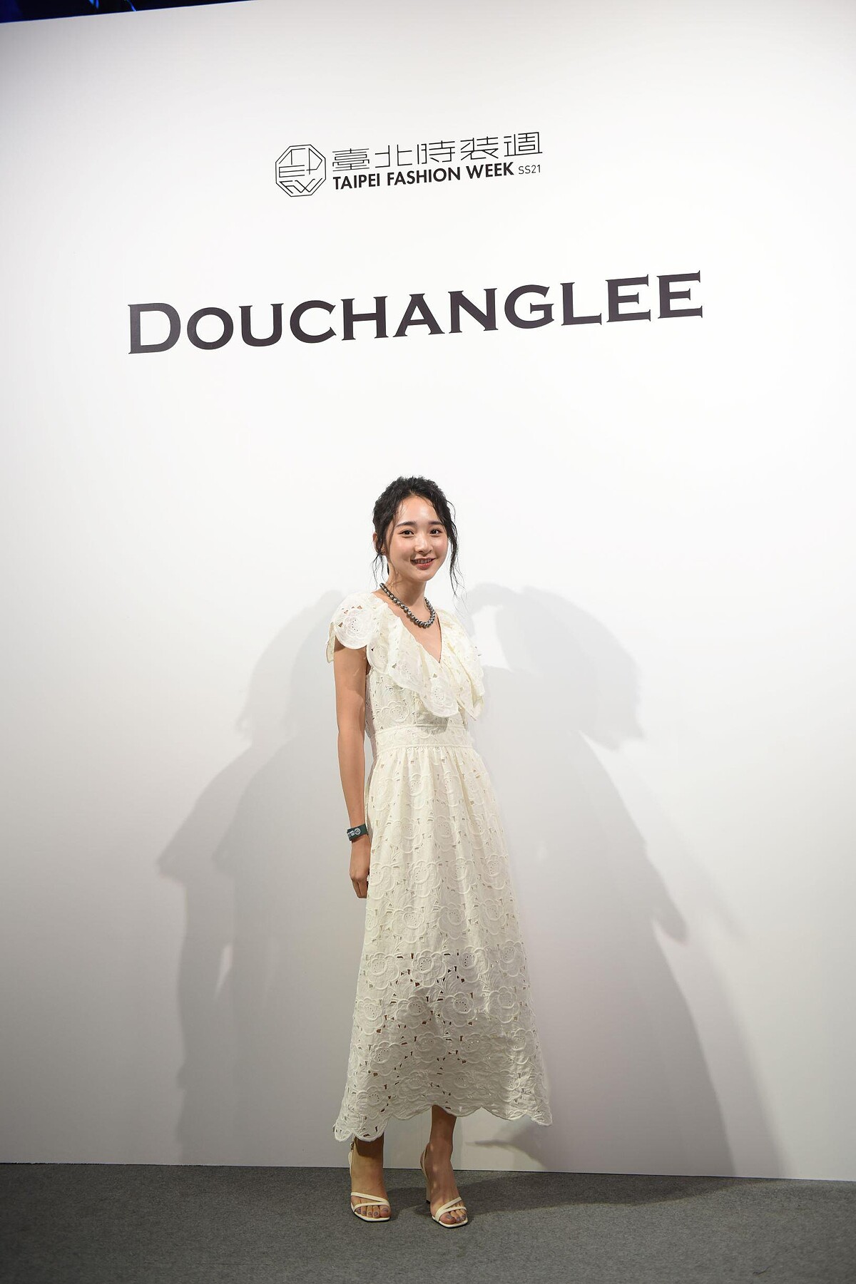  金鐘獎戲劇新人李沐身著一襲白色荷葉領鏤空刺繡洋裝，細緻的蕾絲面料與大片圓弧花邊線條，浪漫而柔美，襯托出李沐清新的脫俗氣質。