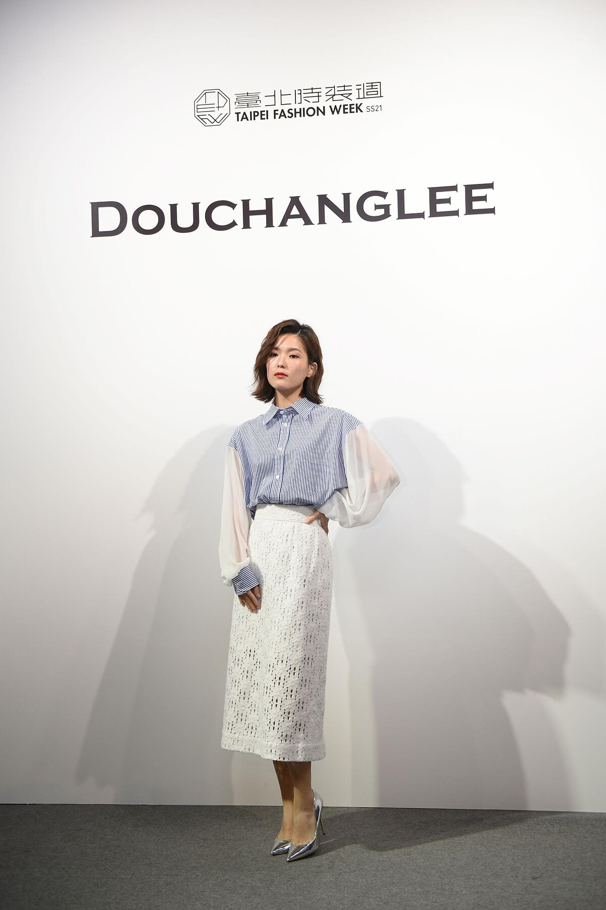 新生代演員睦媄身著藍色直條紋襯衫，透膚拼袖設計為俐落的都會風格增添女人味，搭配白色洗絨蕾絲中長裙，巧妙融合當代洗鍊與復古優雅。