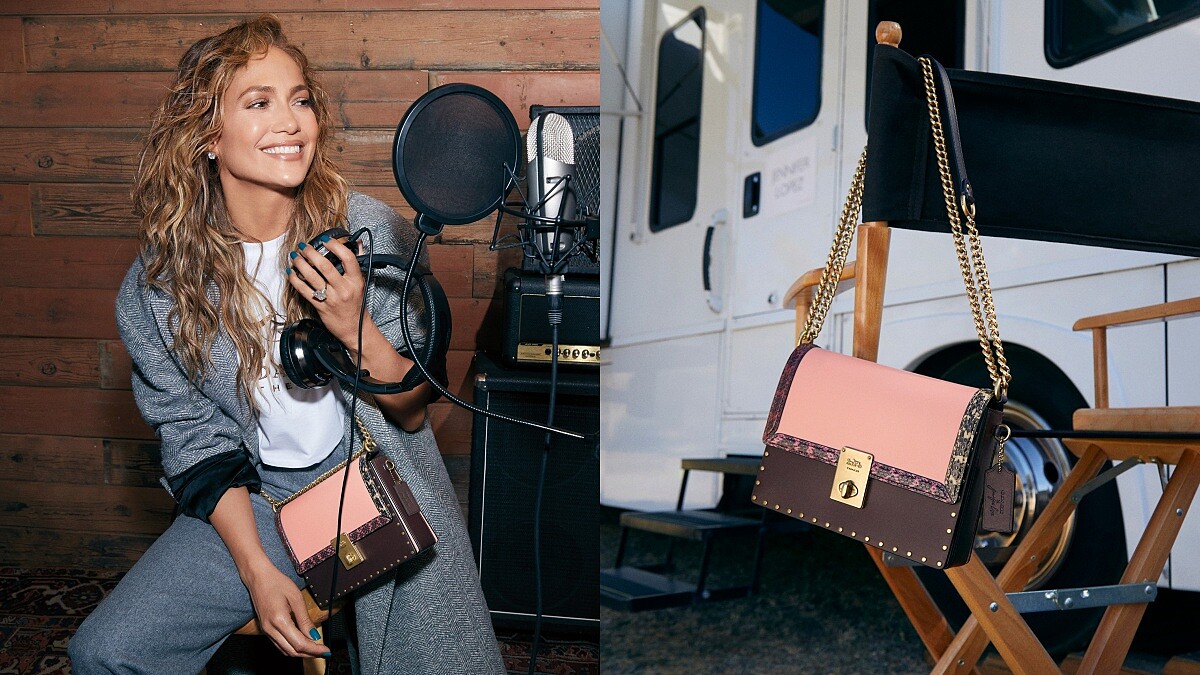 柔粉色搭上珍稀皮革太搶眼！Coach攜手Jennifer Lopez推出首個聯名包款，包上還有J.Lo親筆簽名