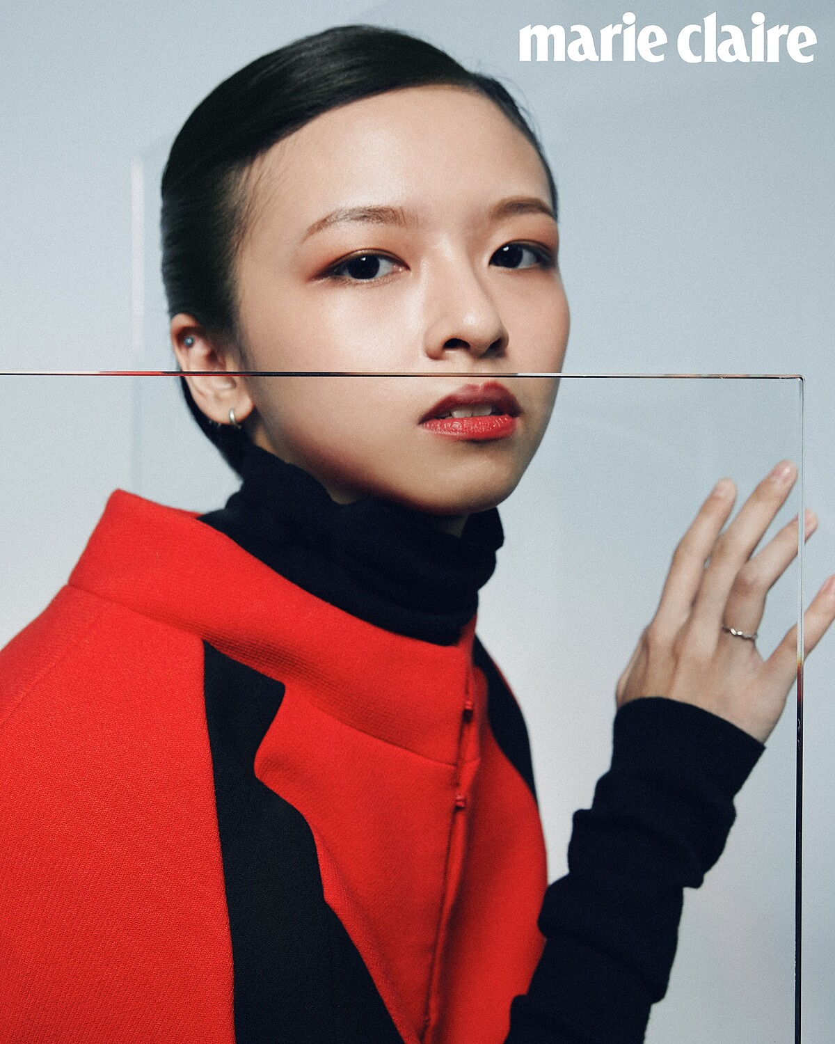 橘紅色斗篷、黑色針織高領，both by Gucci。