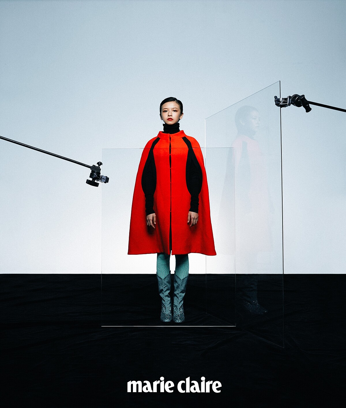 橘紅色斗篷、黑色針織高領、金屬藍長靴，all by Gucci。