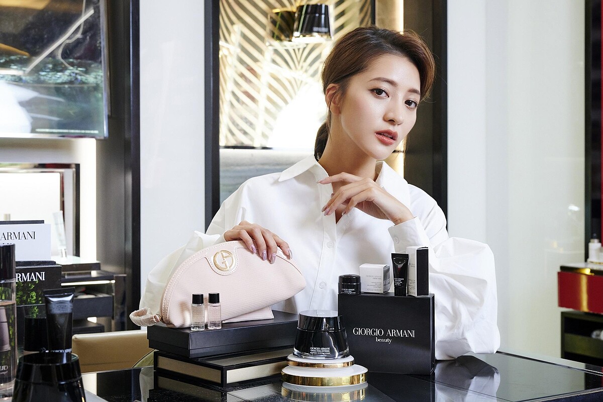 GIORGIO ARMANI黑曜岩新生奇蹟輕乳霜(經典版) 推薦價NT15,000 購買 黑曜岩新生奇蹟輕乳霜(經典版) 贈送 黑曜岩新生奇蹟嫩膚露(10ml)+黑曜岩新生奇蹟精萃露(10ml*2)+粉色化妝包+黑曜岩新生奇蹟全能眼霜(5g)