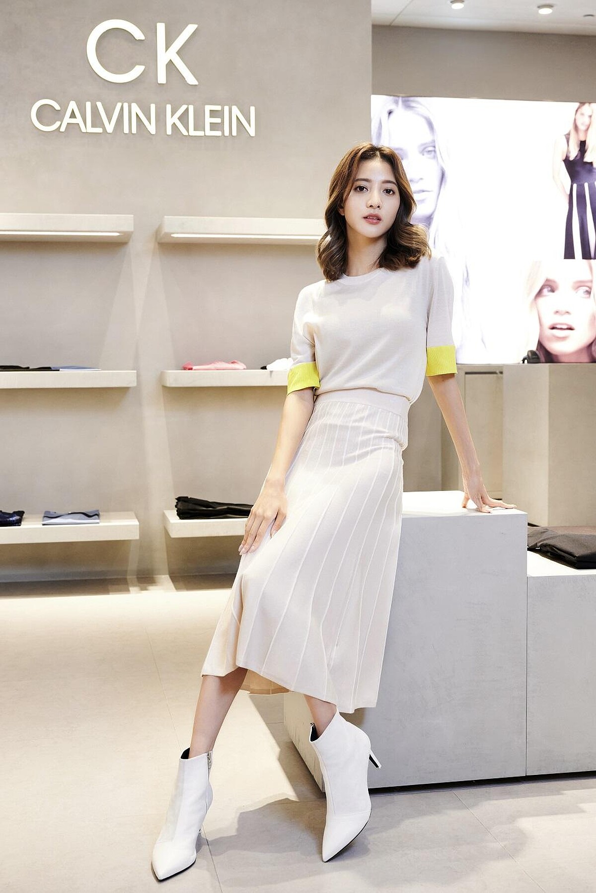 CK CALVIN KLEIN 沙色與螢光黃羅紋袖口美麗諾羊毛針織上衣，推薦價 NT$8,490、沙色與白色線條嫘縈混紡針織中長裙，推薦價NT$8,990