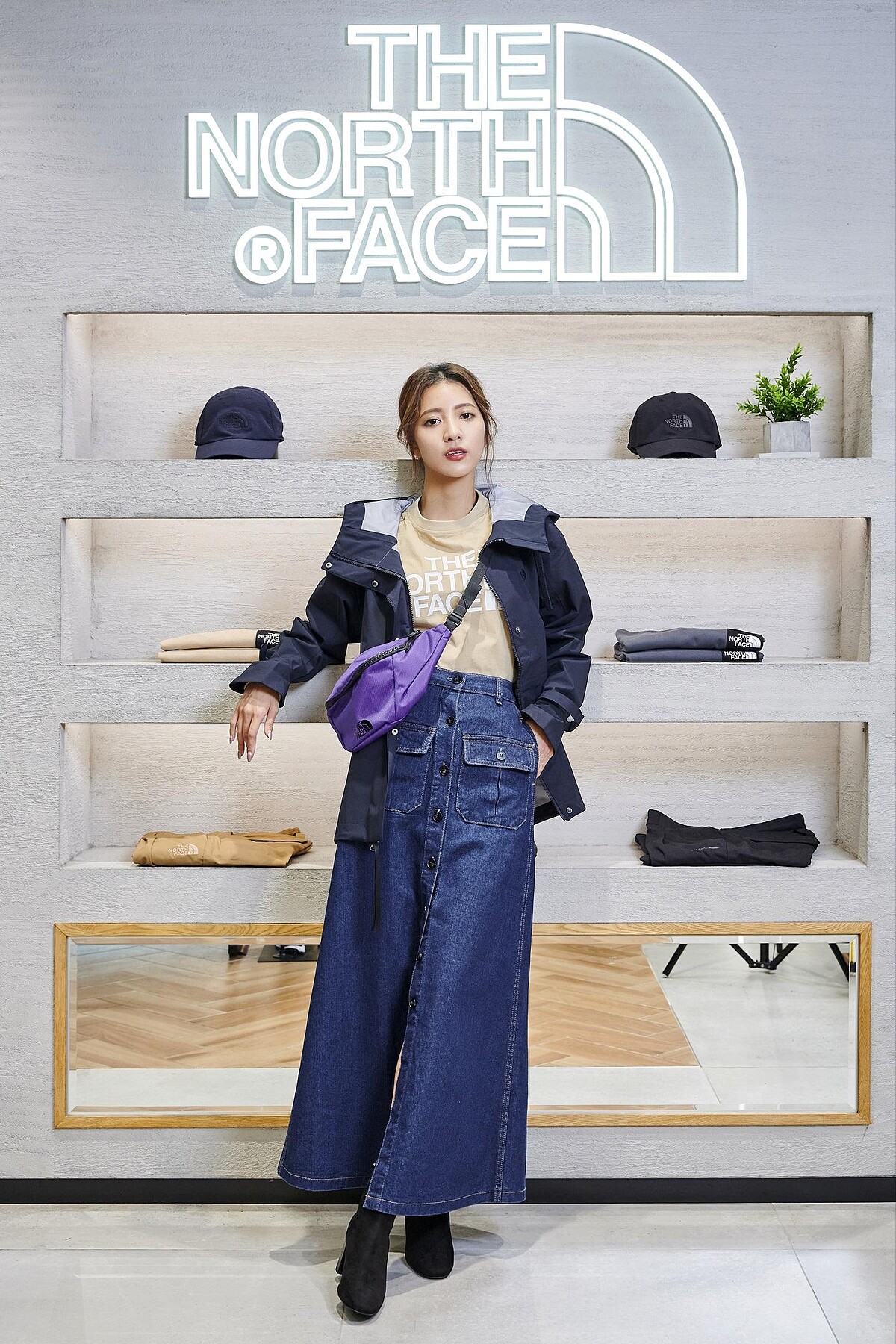 THE NORTH FACE UE DWR 抗撕裂防潑水logo T，售價NT3,380、Dryvent 長板外套售價NT17,380、防潑水經典腰包，售價NT2,280。