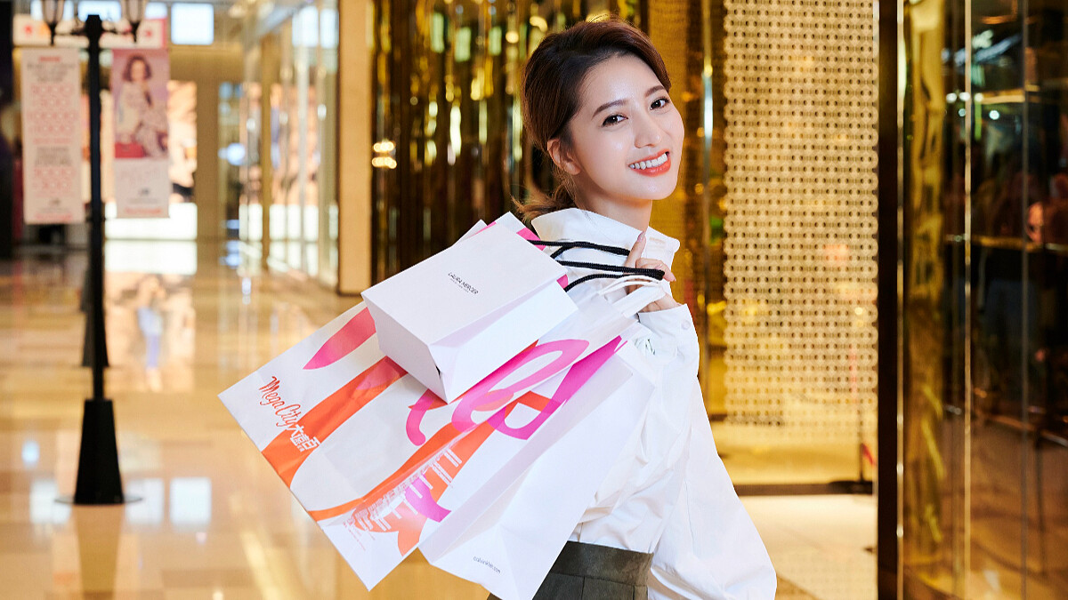 2020最強週年慶優惠就在板橋大遠百！就連時尚KOL妍安也忍不住搶先衝現場PICK私心想收的預購款，姊妹們還不跟著一起買起來！