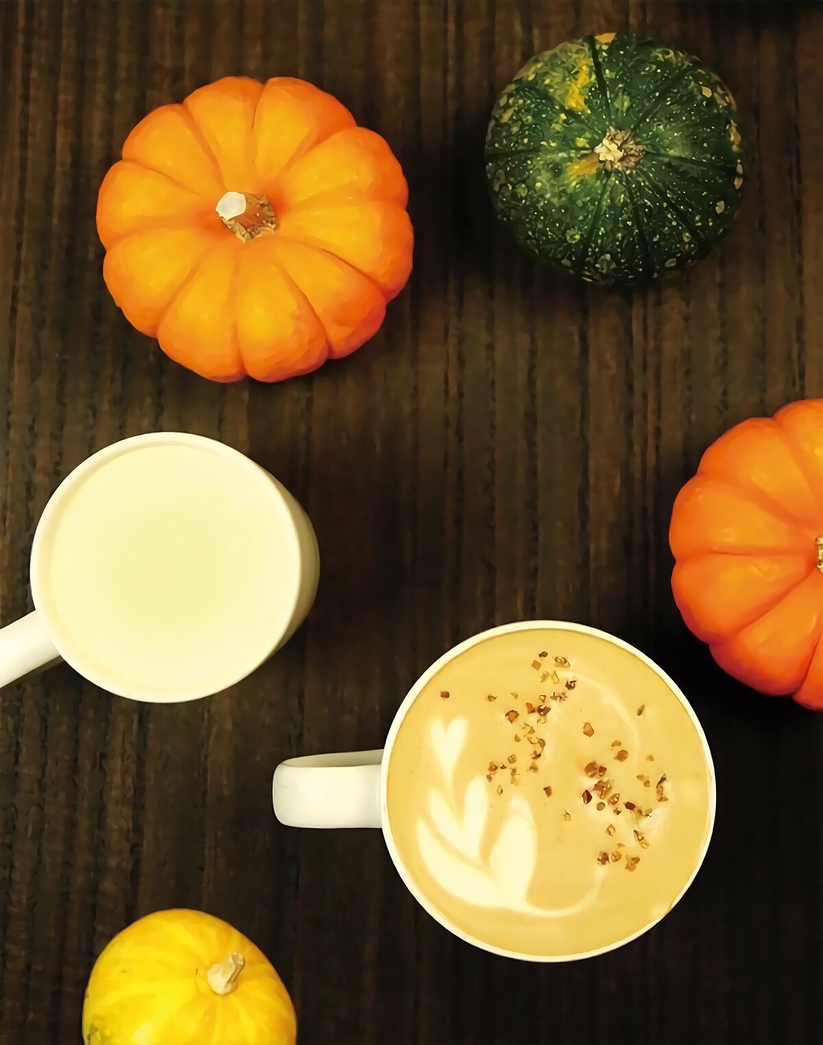 猿田彥珈琲｜季節限定｜南瓜黑糖拿鐵(右)｜推薦價190元南瓜牛奶(左)｜推薦價170元。