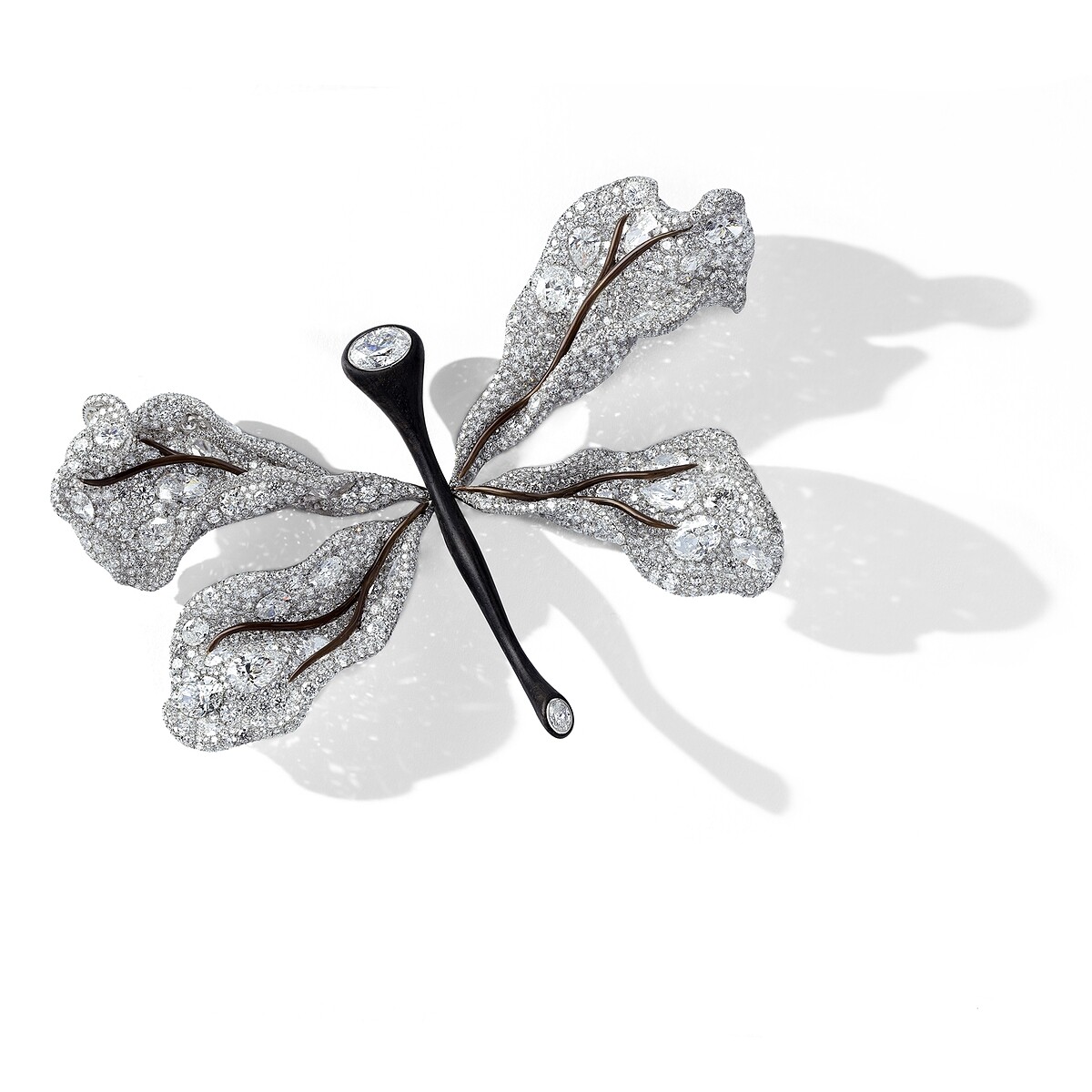 15週年系列作品 蜻蜓胸針 以異材質結合黑檀木與鑽石, 重新詮釋CINDY CHAO最經典黑白系列 2445顆鑽石 約81克拉 鈦金屬18K白金