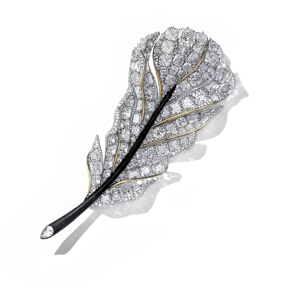 15週年系列作品 羽毛胸針 以異材質結合黑檀木與鑽石, 重新詮釋CINDY CHAO最經典黑白系列 1070顆鑽石 約62克拉 鈦金屬22K黃金