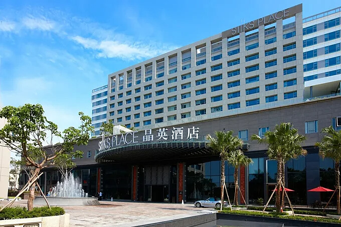 台南晶英酒店鄰近市中心，著名小吃街步行即可抵達