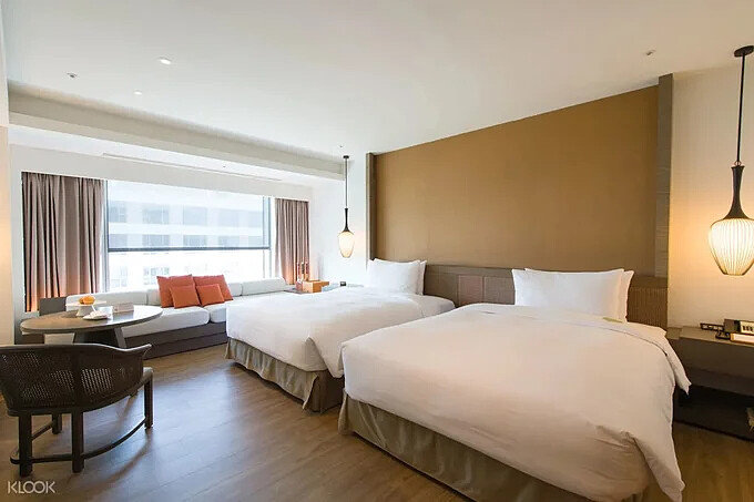 海東客房蘊藏中式元素的設計風格，巧妙的將毛筆化為吊燈飾品