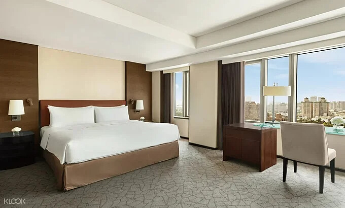 尊榮客房提供寬敞的空間和週全的設施，讓旅客一整天洽公、逛街或觀光後，可以全然放鬆身心、重振活力