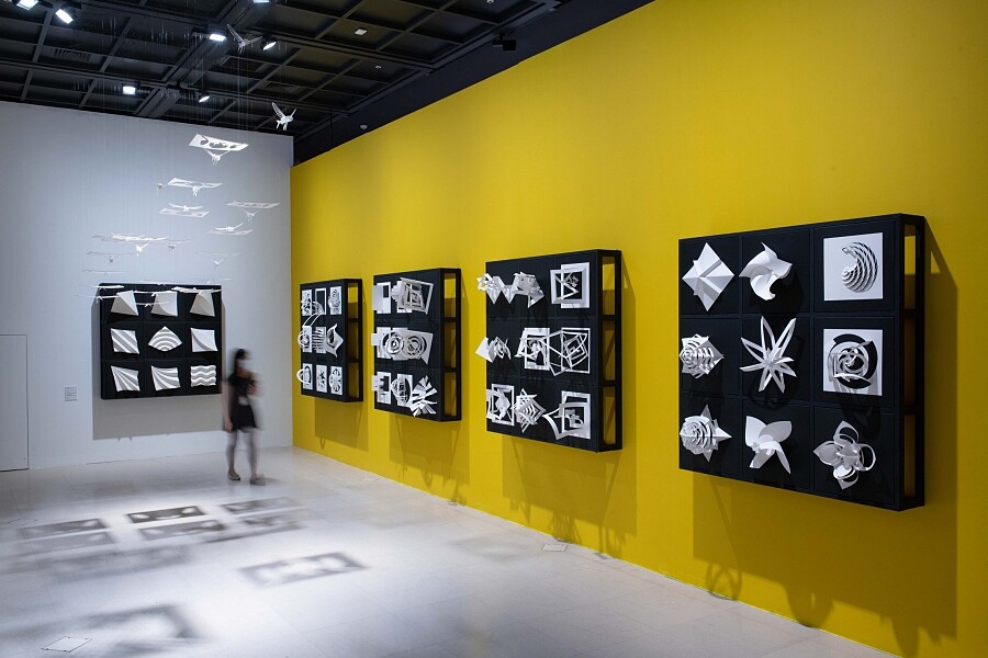 入口陳列洪新富全新作品「方圓之間」，傳遞出「方寸有限、想像無限」的概念。