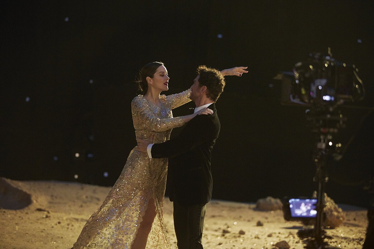 這件金色洋裝是由 Lesage 刺繡工坊純手工打造。設計靈感汲取自香奈兒女士曾穿過的一襲洋裝,非常華麗!幾年前由卡爾‧拉格斐重新詮釋,維吉妮‧維婭 (Virginie Viard) 則特別為此影片重新設計。