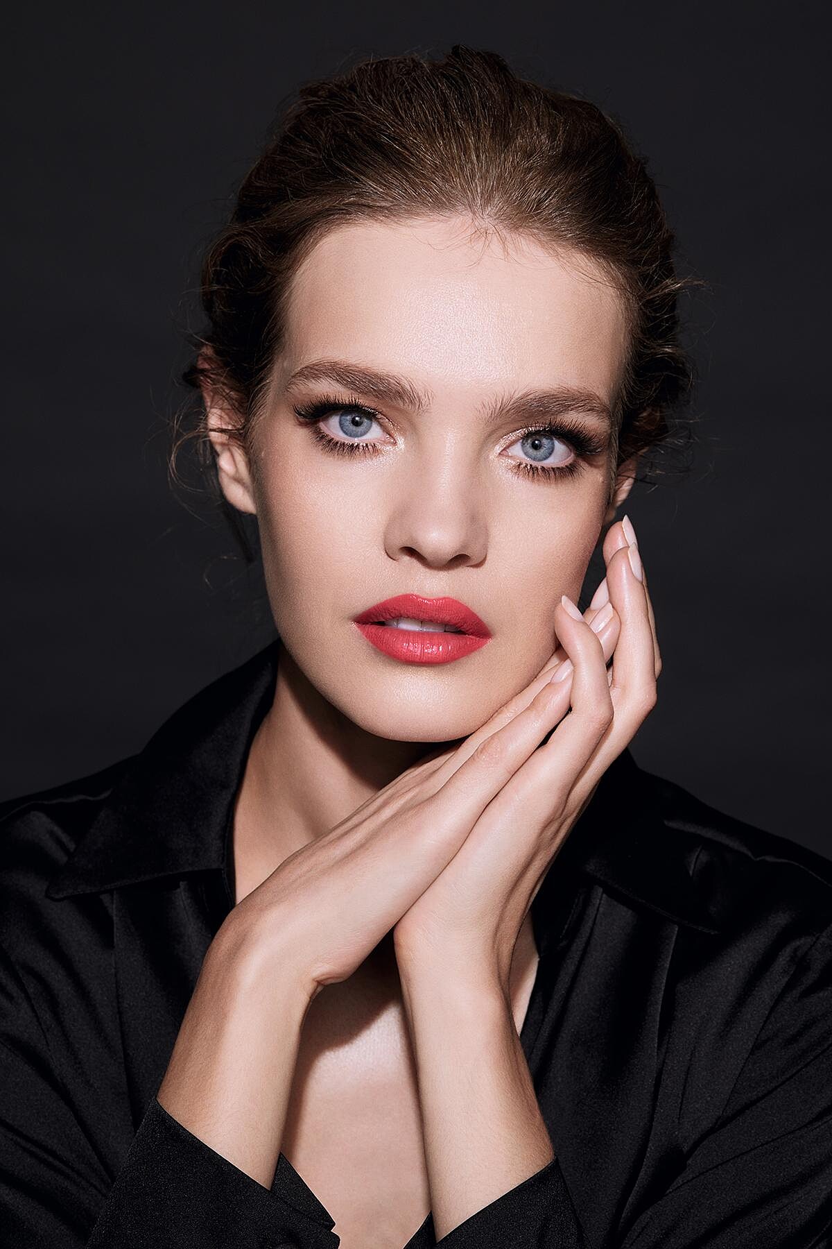 底妝／極致毛孔神隱妝前凝露、亮顏裸光純萃粉底液-色款#02N、提洛可修容蜜粉餅，眼妝／Mad Eyes極濃密染眉梳#01、Mad Eyes極精準氣墊眼線筆、Mad Eyes極深邃雙色眼影筆-色款核桃色/柚木金、Mad Eyes極濃翹睫毛膏#01，唇妝／Rouge G紅寶之吻高訂晶鑽唇膏# N&deg;688，all by Guerlain。