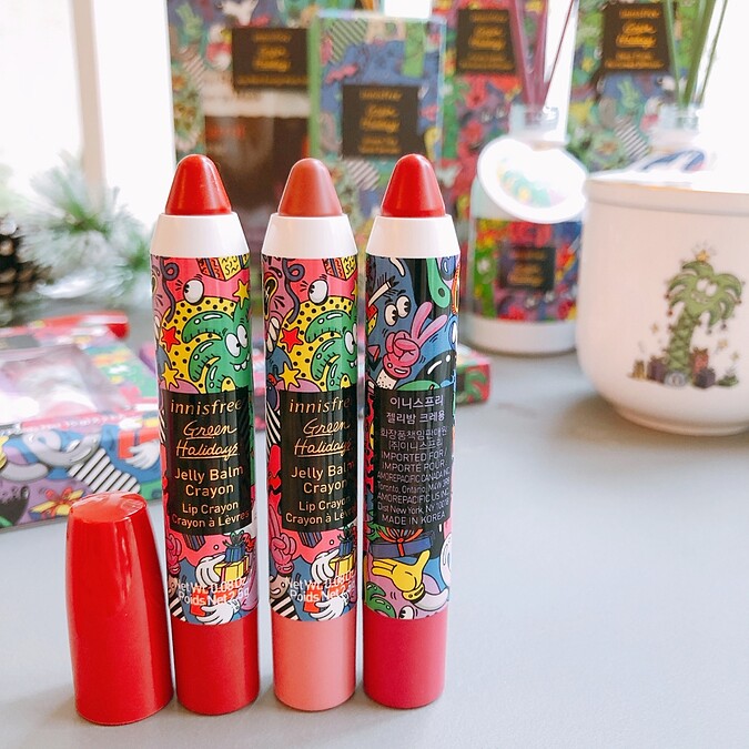 innisfree 2020綠色聖誕糖果蠟筆唇膏。