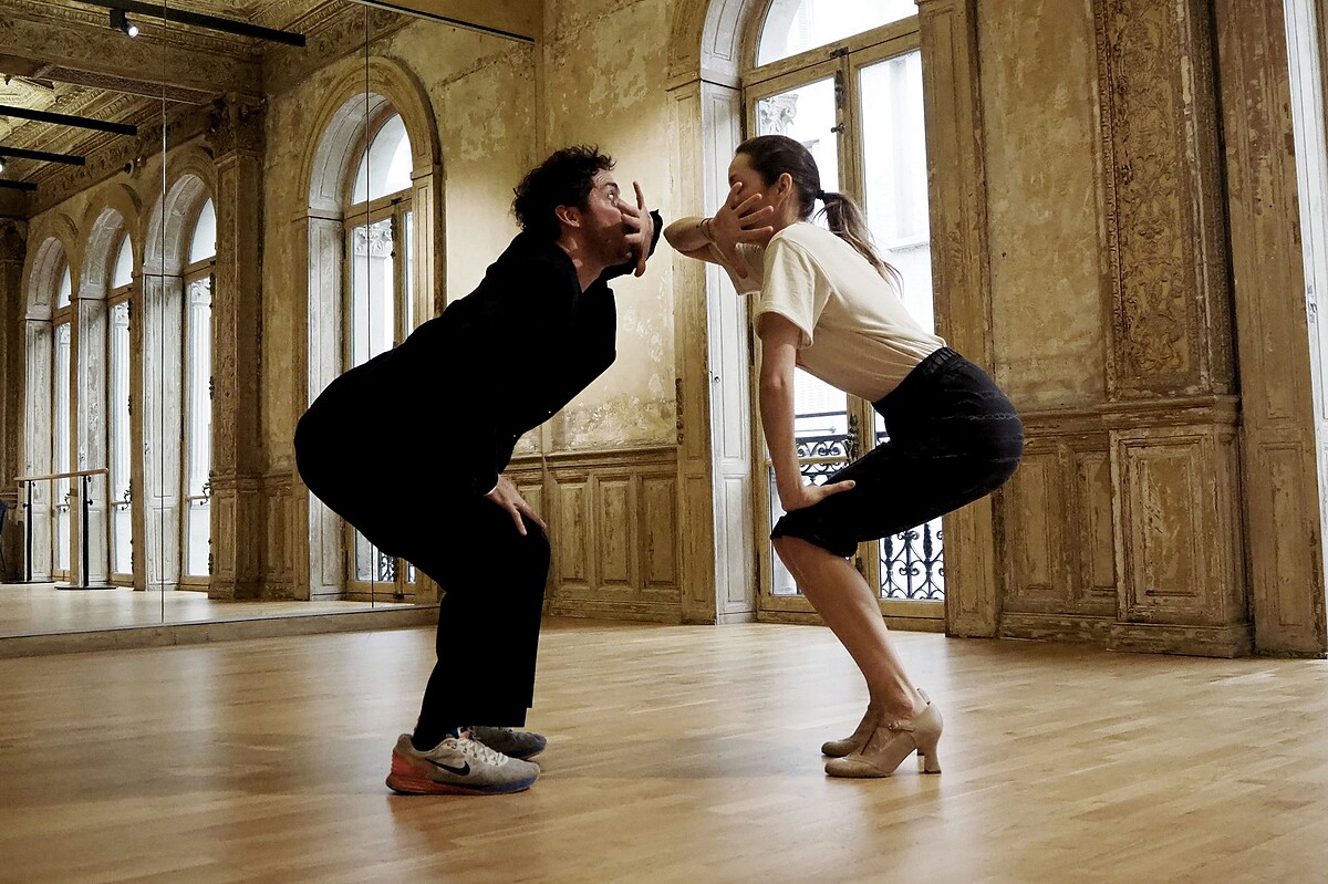 為了親自跳完這支舞，讓舞步律動更自然，男主角進行了五天的訓練課程。在薩拉邦舞曲的襯托下，兩人瘋狂轉圈。