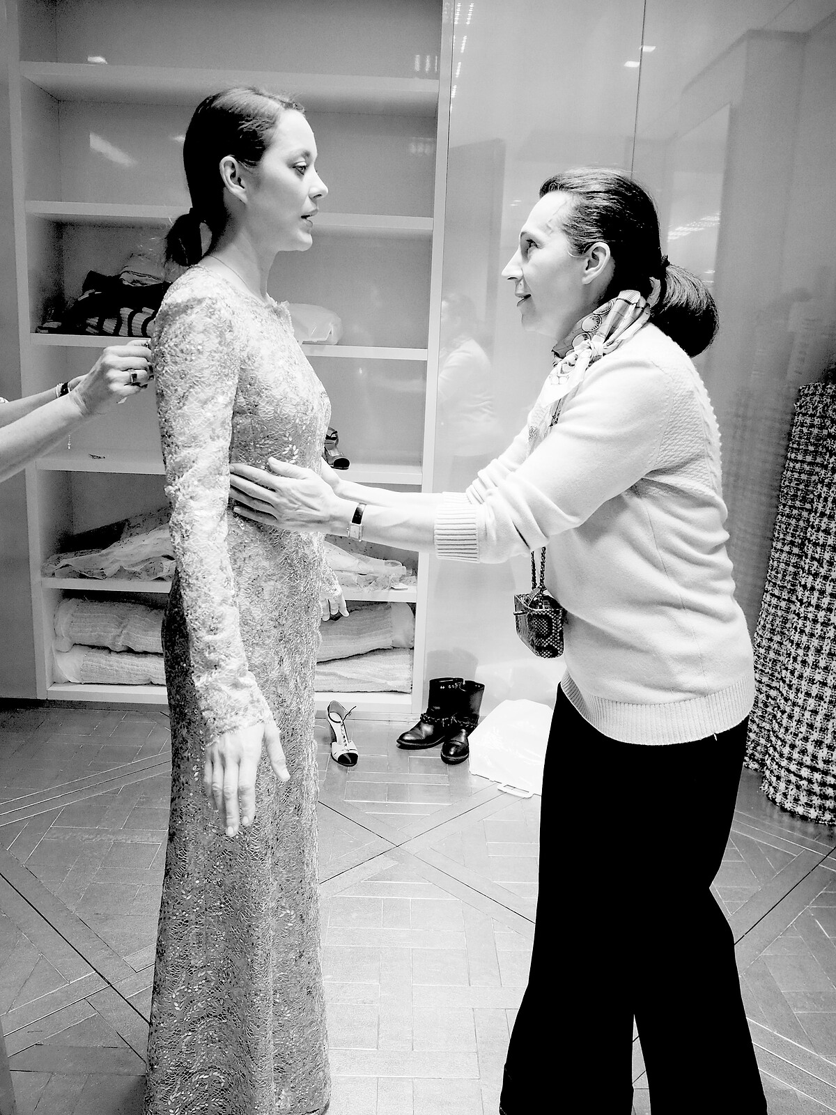 以香奈兒女士所穿著的洋裝為靈感，此創作特別受到卡爾&middot;拉格斐的喜愛。經過重新訂製後，讓瑪莉詠穿出自己的風格。