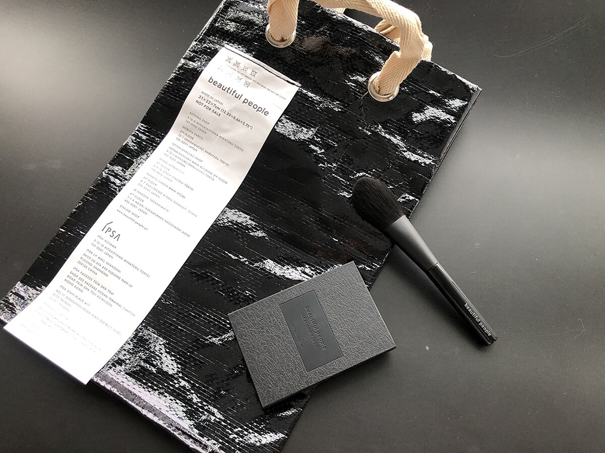 beautifulpeople臉彩盤、聯名提袋、聯名頰彩刷。