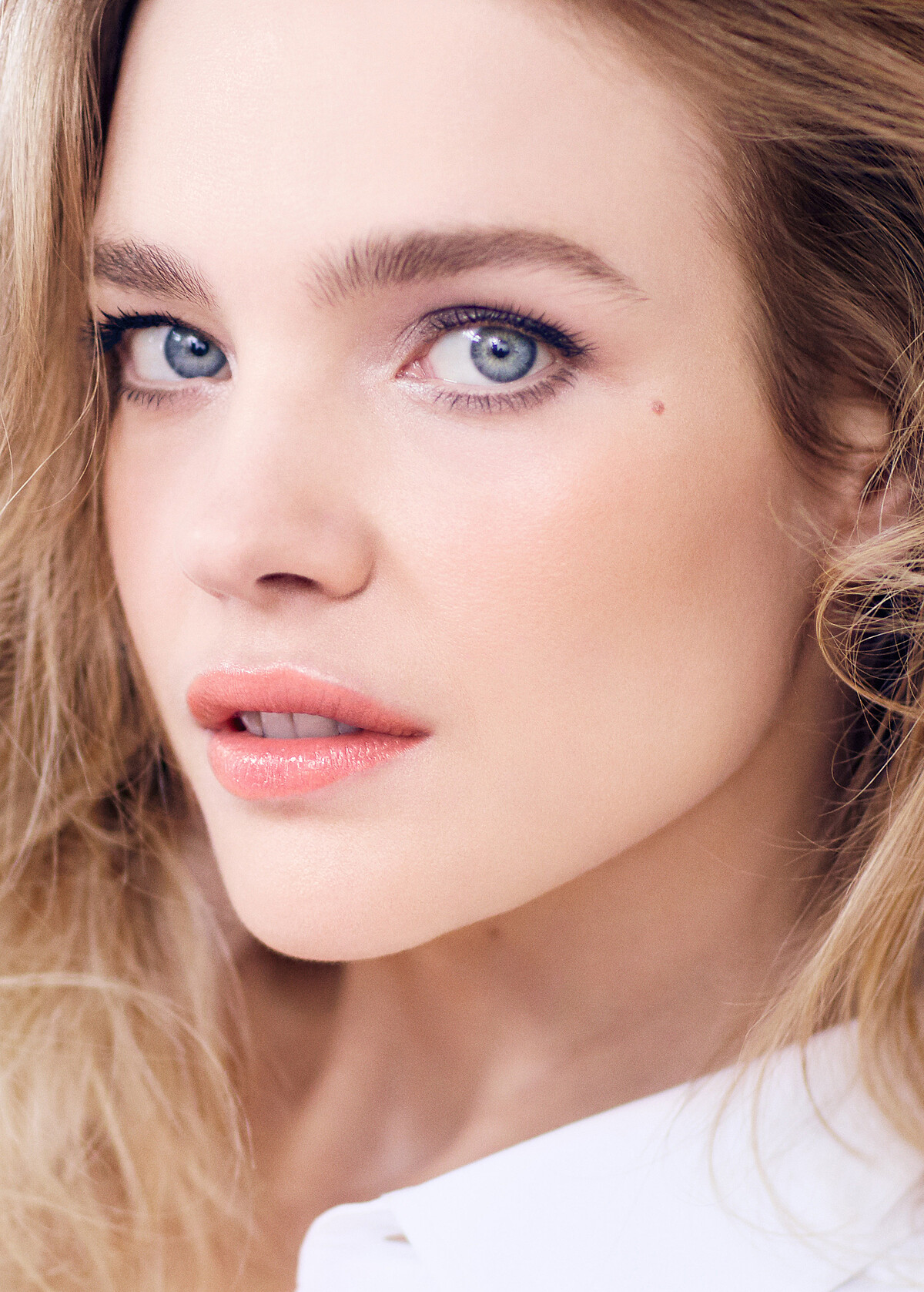 底妝／極致毛孔神隱妝前凝露、亮顏裸光純萃粉底液-色款#02N、提洛可修容蜜粉餅，眼妝／Mad Eyes極濃密染眉梳#01、Mad Eyes極精準氣墊眼線筆、Mad Eyes極深邃雙色眼影筆-色款仲夏藍/冰銀色、Mad Eyes 極濃翹睫毛膏#01，唇妝／Rouge G紅寶之吻高訂晶鑽唇膏#N&deg;007，all by Guerlain。