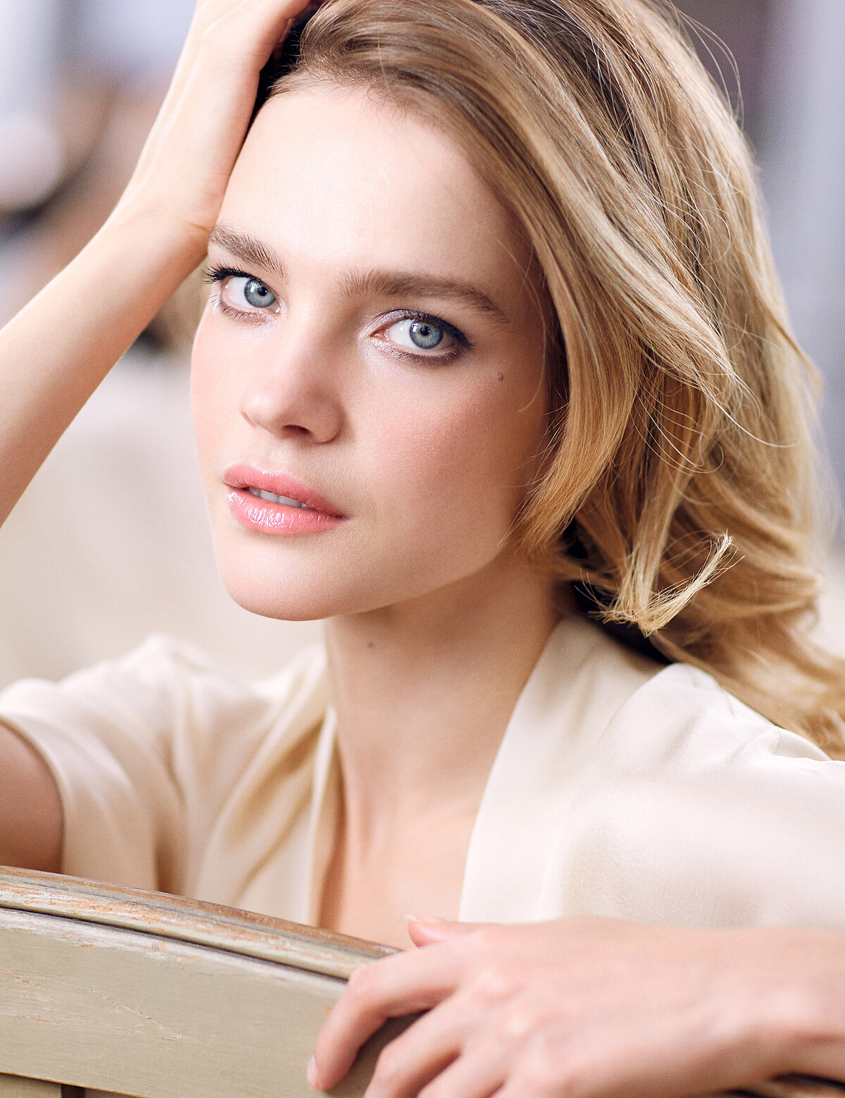 底妝／極致毛孔神隱妝前凝露、亮顏裸光純萃粉底液-色款#02N、提洛可修容蜜粉餅，眼妝／Mad Eyes極濃密染眉梳#01、Mad Eyes極精準氣墊眼線筆、Mad Eyes極深邃雙色眼影筆-色款仲夏藍/冰銀色、Mad Eyes極濃翹睫毛膏#01，唇妝／Rouge G紅寶之吻高訂晶鑽唇膏#N&deg;00，all by Guerlain。