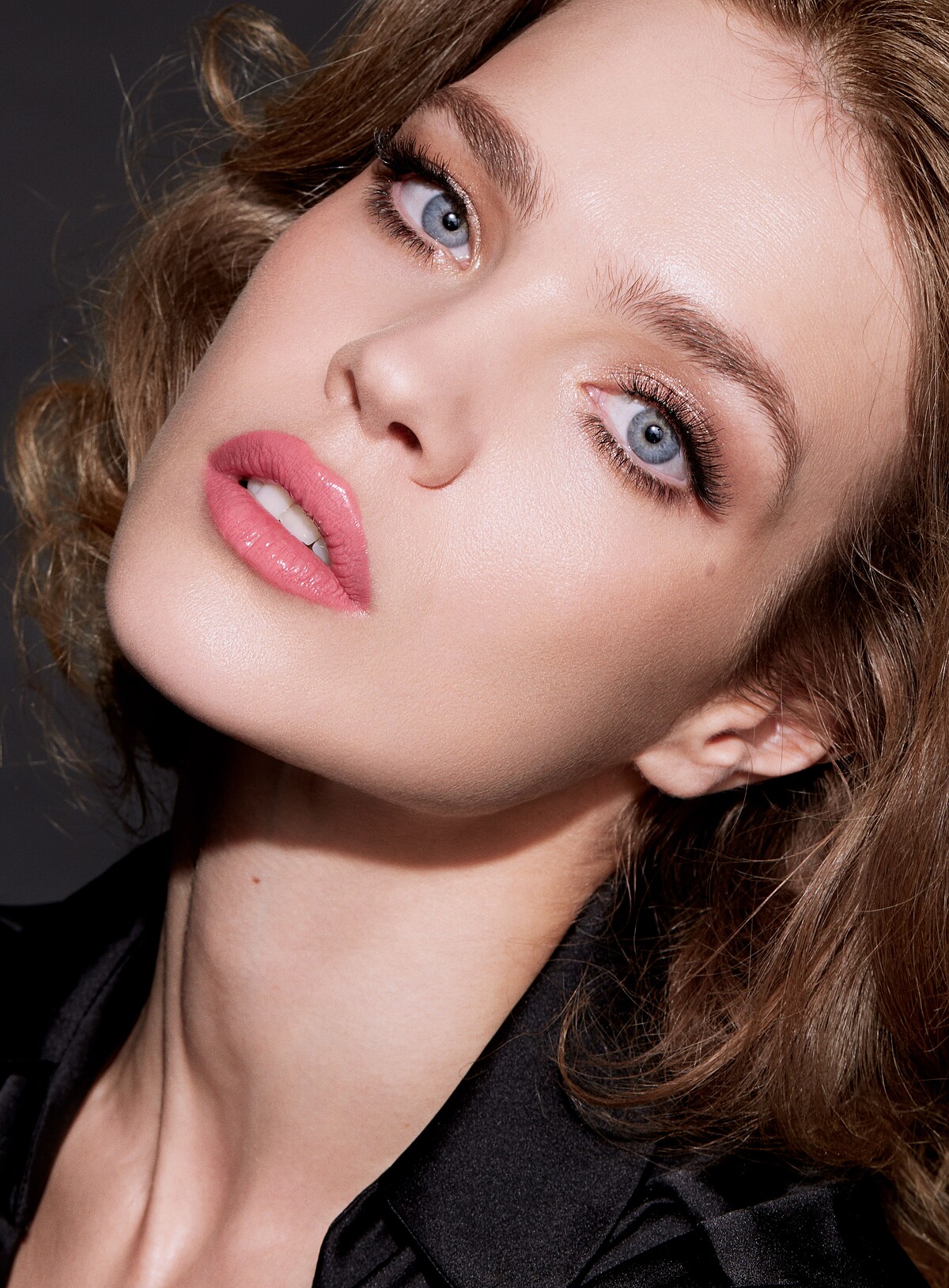 底妝／極致毛孔神隱妝前凝露、亮顏裸光純萃粉底液-色款#02N、提洛可修容蜜粉餅，眼妝／Mad Eyes極濃密染眉梳#01、Mad Eyes極精準氣墊眼線筆、Mad Eyes極深邃雙色眼影筆-色款核桃色/柚木金、Mad Eyes極濃翹睫毛膏#01，唇妝／Rouge G紅寶之吻高訂晶鑽唇膏# N&deg;677，all by Guerlain。